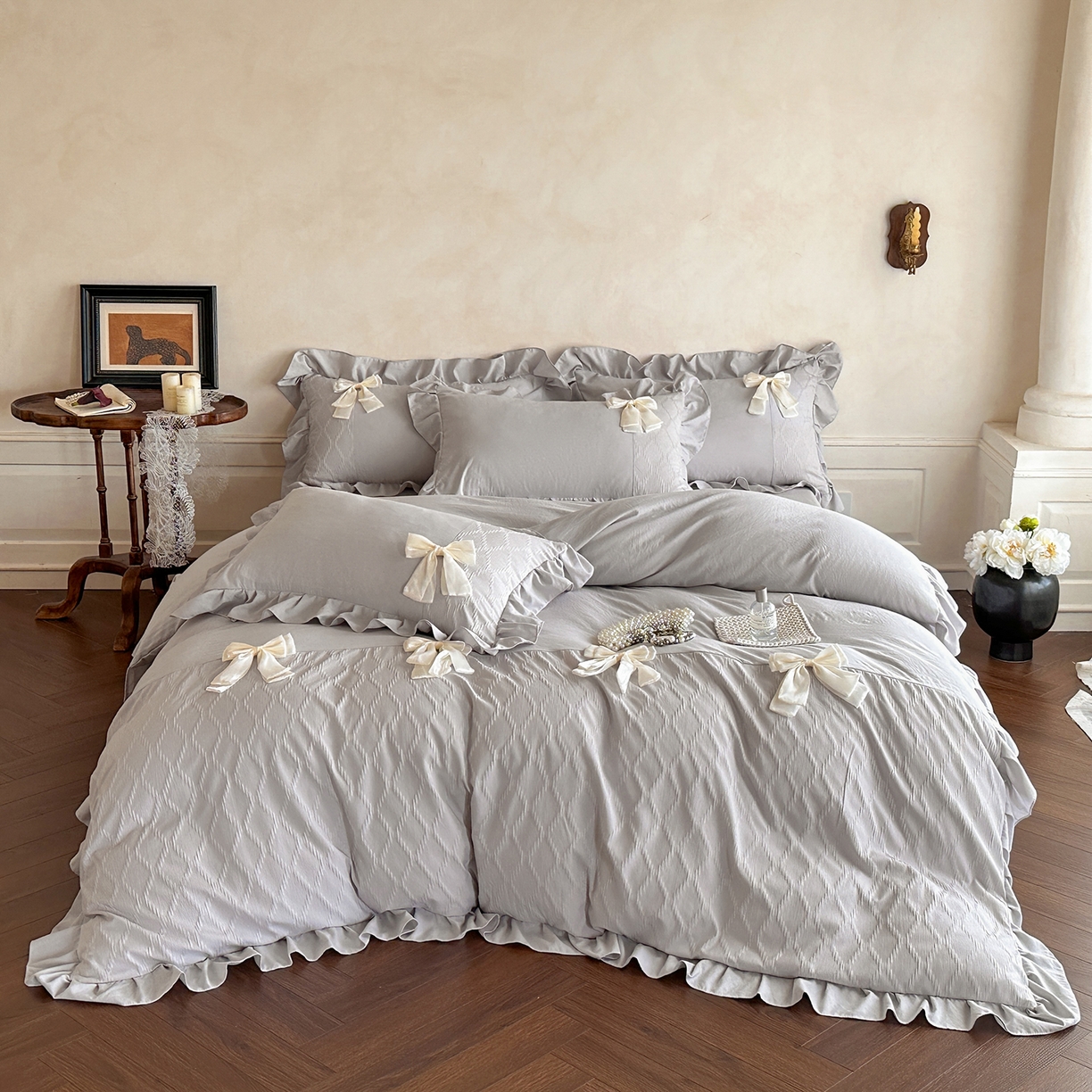 91家纺网 家纺一手货源 找家纺 你好美丽 2026春夏新款水洗棉拼接泡泡纱蝴蝶结花边工艺款四件套 -梦露 梦露灰