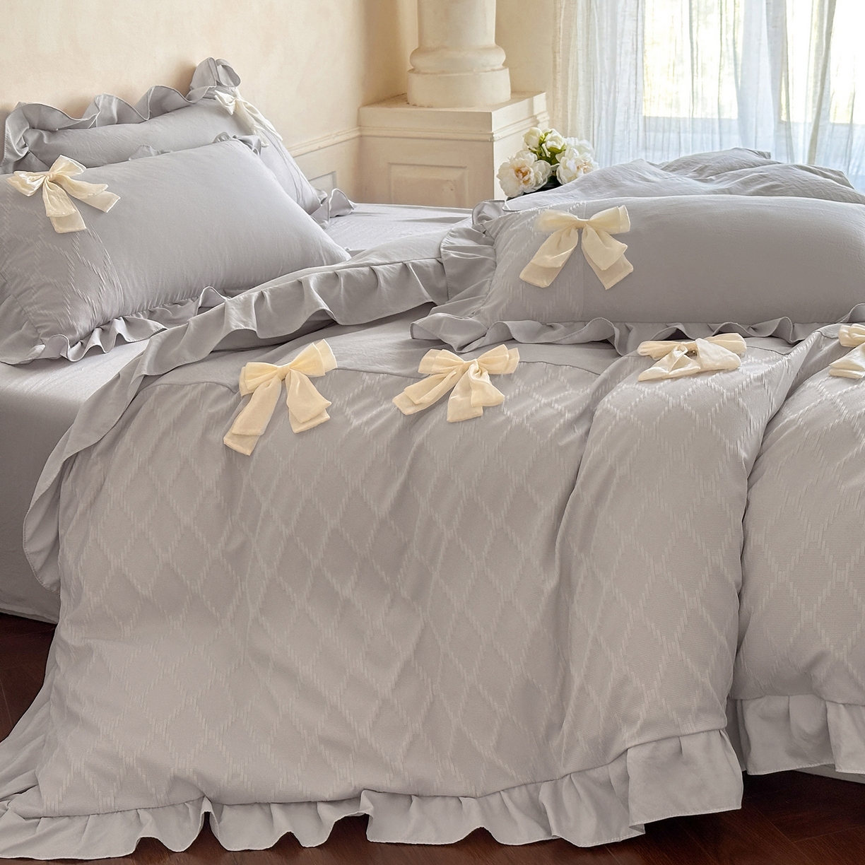 91家纺网 家纺一手货源 找家纺 你好美丽 2026春夏新款水洗棉拼接泡泡纱蝴蝶结花边工艺款四件套 -梦露 梦露灰