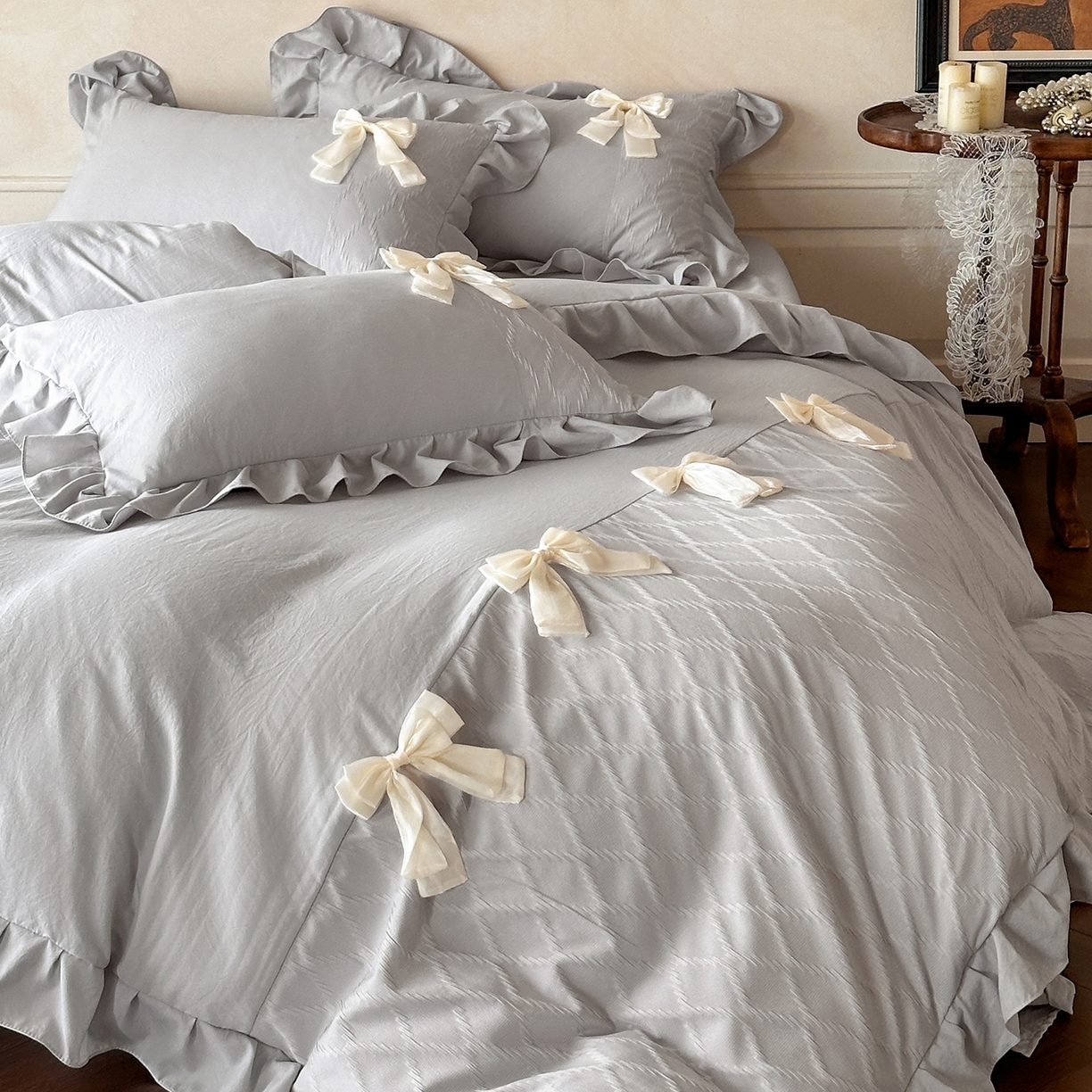 91家纺网 家纺一手货源 找家纺 你好美丽 2026春夏新款水洗棉拼接泡泡纱蝴蝶结花边工艺款四件套 -梦露 梦露灰