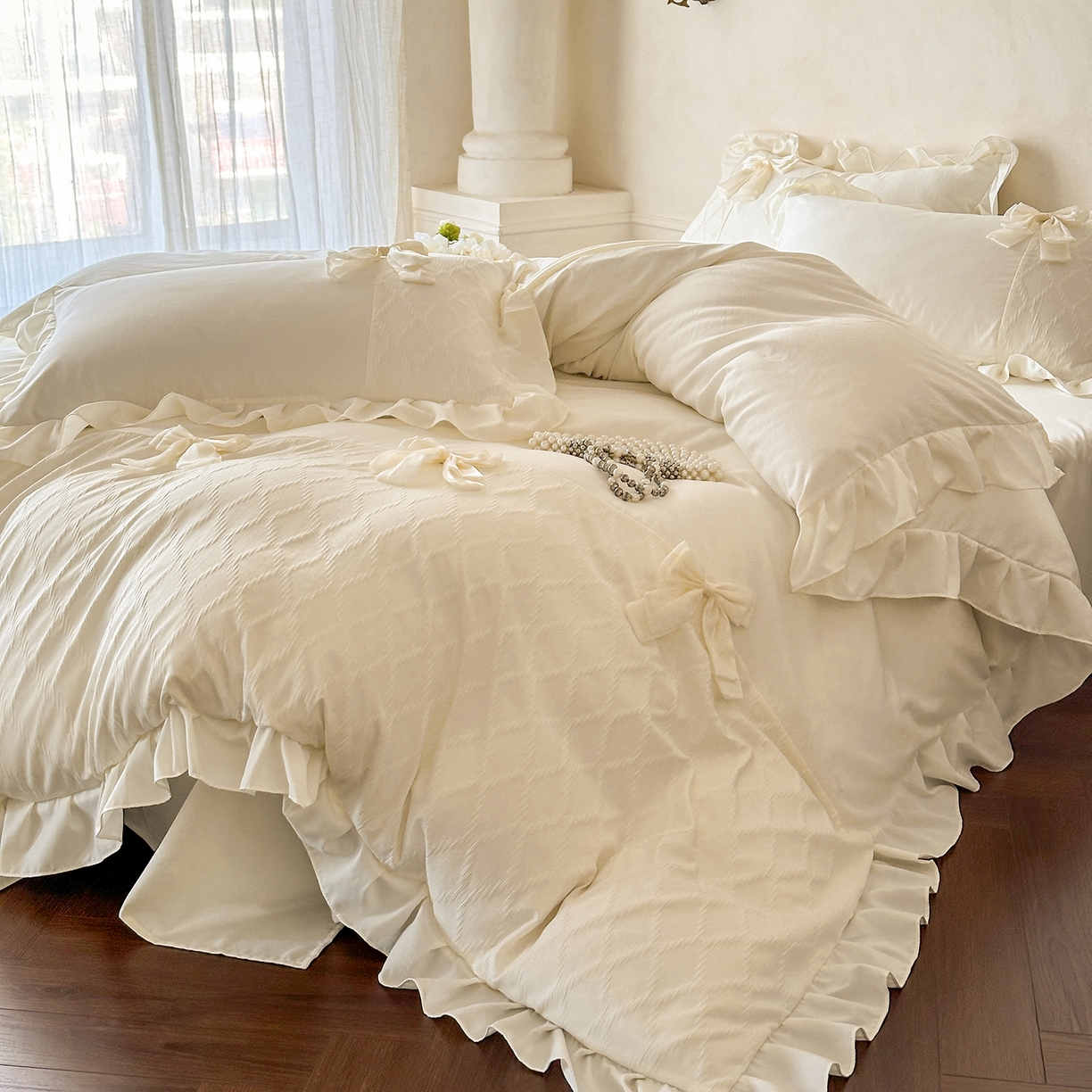 91家纺网 家纺一手货源 找家纺 你好美丽 2026春夏新款水洗棉拼接泡泡纱蝴蝶结花边工艺款四件套 -梦露 梦露白