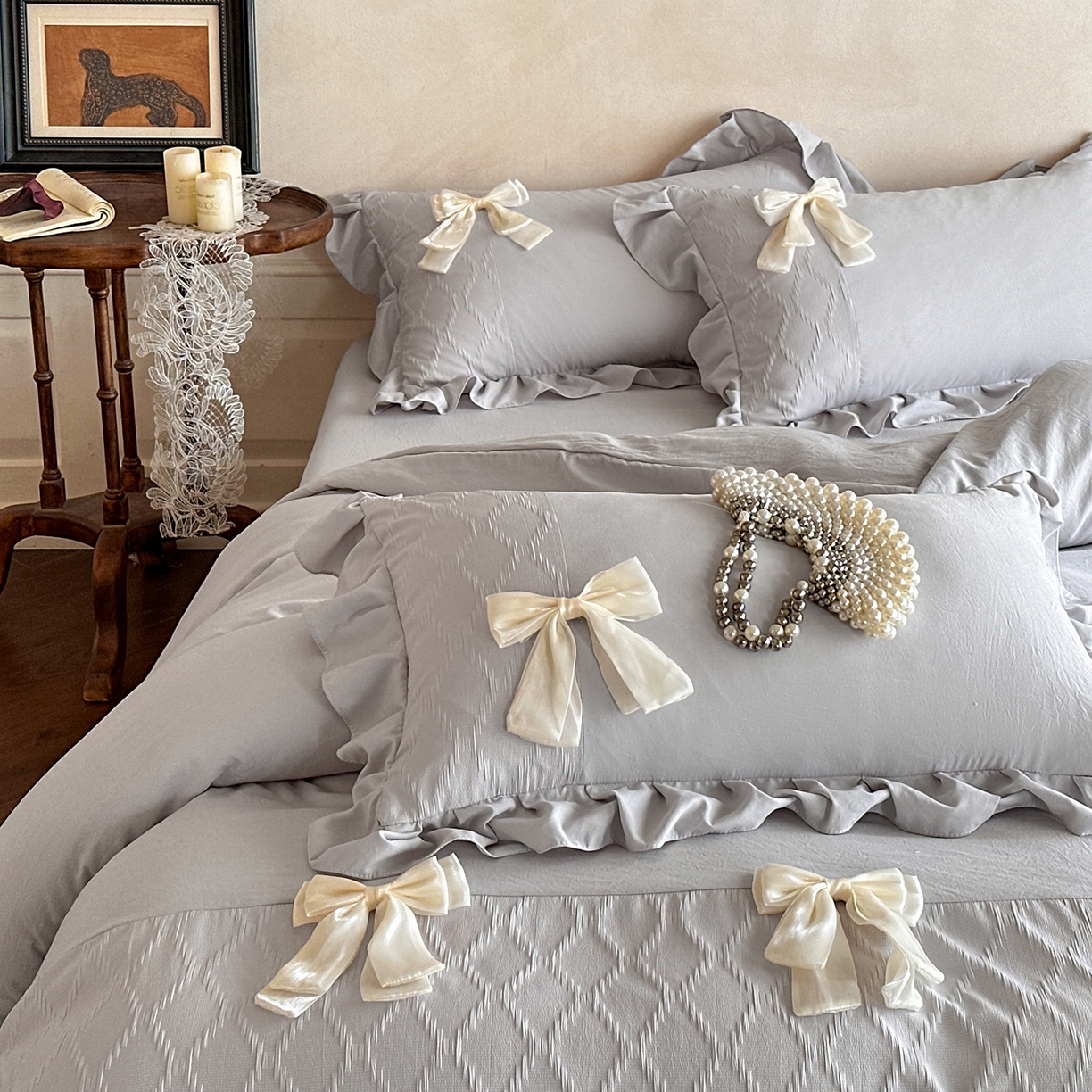 91家纺网 家纺一手货源 找家纺 你好美丽 2026春夏新款水洗棉拼接泡泡纱蝴蝶结花边工艺款四件套 -梦露 梦露灰