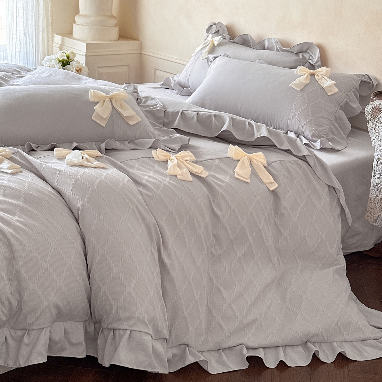 91家纺网 家纺一手货源 找家纺 你好美丽 2026春夏新款水洗棉拼接泡泡纱蝴蝶结花边工艺款四件套 -梦露 梦露灰