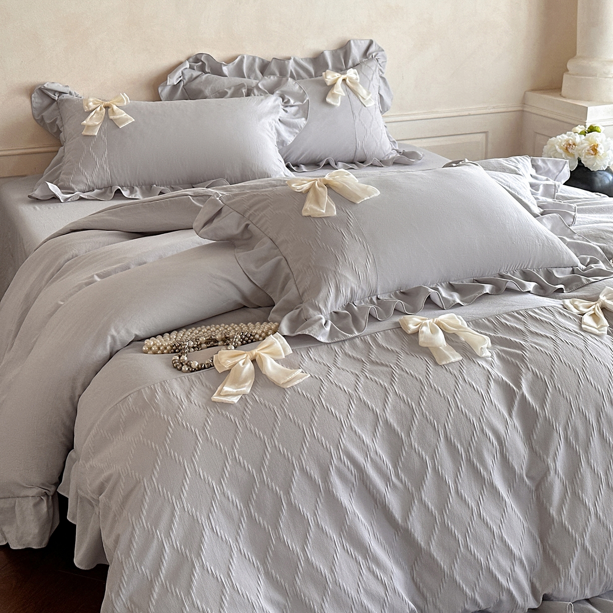 91家纺网 家纺一手货源 找家纺 你好美丽 2026春夏新款水洗棉拼接泡泡纱蝴蝶结花边工艺款四件套 -梦露 梦露灰