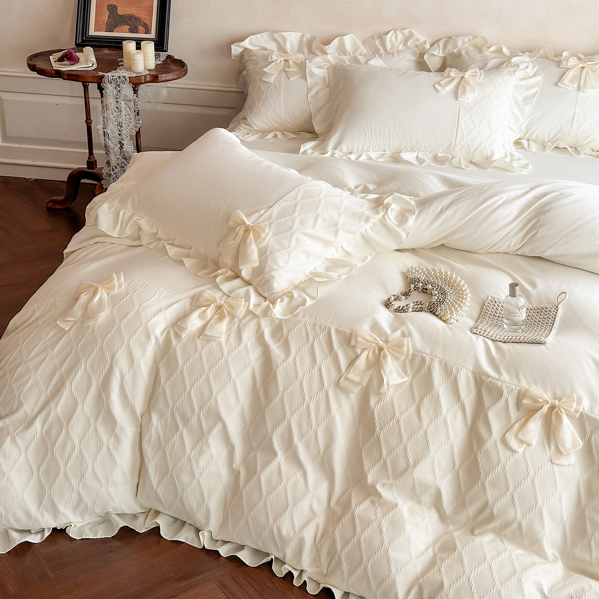 91家纺网 家纺一手货源 找家纺 你好美丽 2026春夏新款水洗棉拼接泡泡纱蝴蝶结花边工艺款四件套 -梦露 梦露白