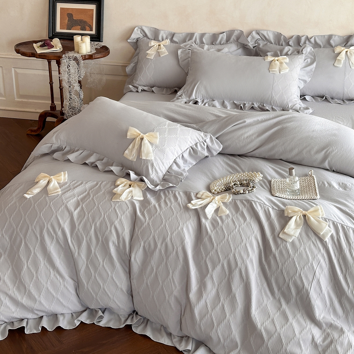 91家纺网 家纺一手货源 找家纺 你好美丽 2026春夏新款水洗棉拼接泡泡纱蝴蝶结花边工艺款四件套 -梦露 梦露灰