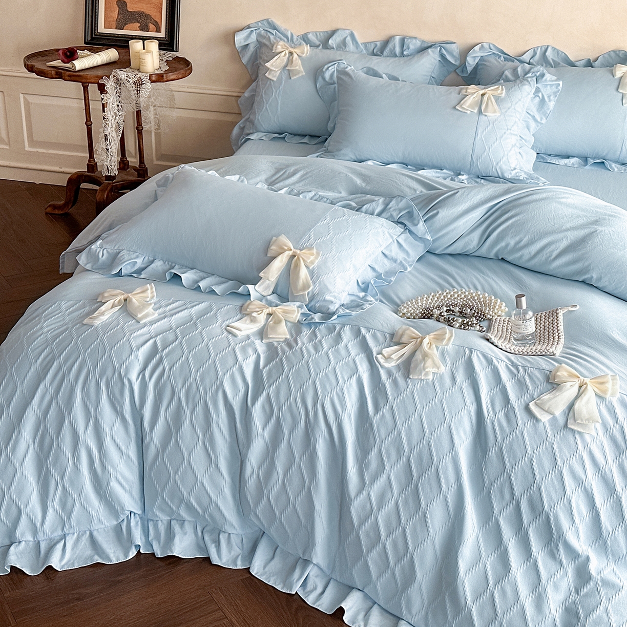 91家纺网 家纺一手货源 找家纺 你好美丽 2026春夏新款水洗棉拼接泡泡纱蝴蝶结花边工艺款四件套 -梦露 梦露兰