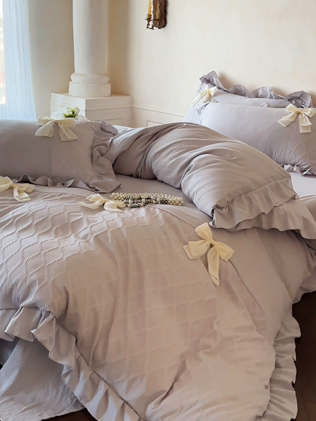 91家纺网 家纺一手货源 找家纺 你好美丽 2026春夏新款水洗棉拼接泡泡纱蝴蝶结花边工艺款四件套 -梦露 梦露灰