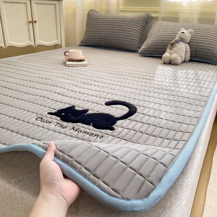 91家纺网 家纺一手货源 找家纺 梦初语 2026新款水洗棉卡通刺绣夹棉床垫-200克夹棉-75克防滑底布（常年备货） 猫咪-雅灰