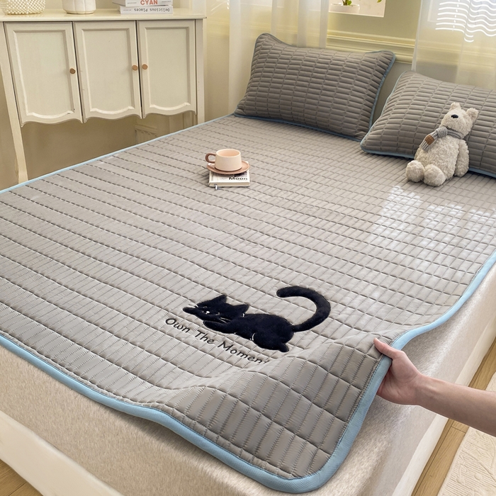 91家纺网 家纺一手货源 找家纺 梦初语 2026新款水洗棉卡通刺绣夹棉床垫-200克夹棉-75克防滑底布（常年备货） 猫咪-雅灰