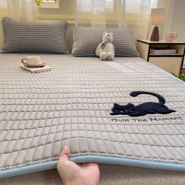 91家纺网 家纺一手货源 找家纺 梦初语 2026新款水洗棉卡通刺绣夹棉床垫-200克夹棉-75克防滑底布（常年备货） 猫咪-雅灰
