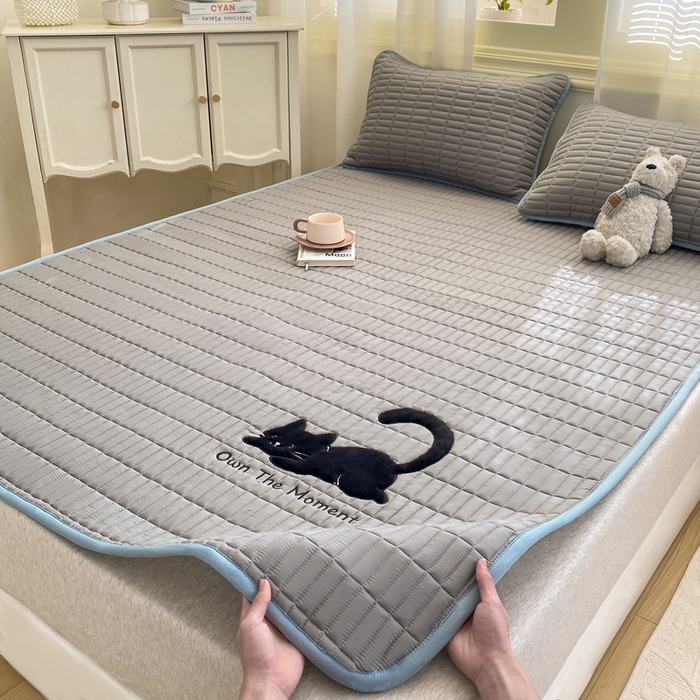 91家纺网 家纺一手货源 找家纺 梦初语 2026新款水洗棉卡通刺绣夹棉床垫-200克夹棉-75克防滑底布（常年备货） 猫咪-雅灰