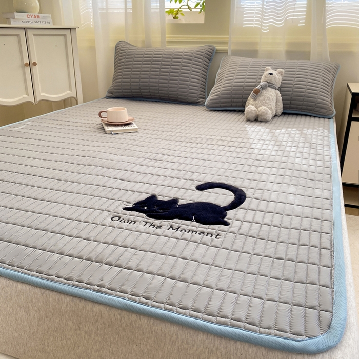 91家纺网 家纺一手货源 找家纺 梦初语 2026新款水洗棉卡通刺绣夹棉床垫-200克夹棉-75克防滑底布（常年备货） 猫咪-雅灰