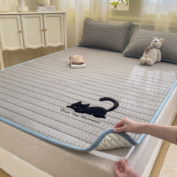 91家纺网 家纺一手货源 找家纺 梦初语 2026新款水洗棉卡通刺绣夹棉床垫-200克夹棉-75克防滑底布（常年备货） 猫咪-雅灰