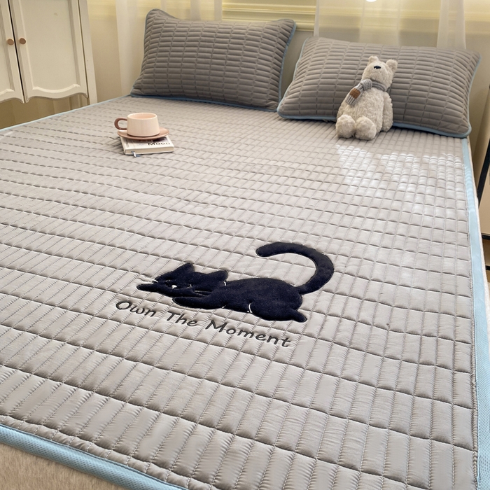 91家纺网 家纺一手货源 找家纺 梦初语 2026新款水洗棉卡通刺绣夹棉床垫-200克夹棉-75克防滑底布（常年备货） 猫咪-雅灰