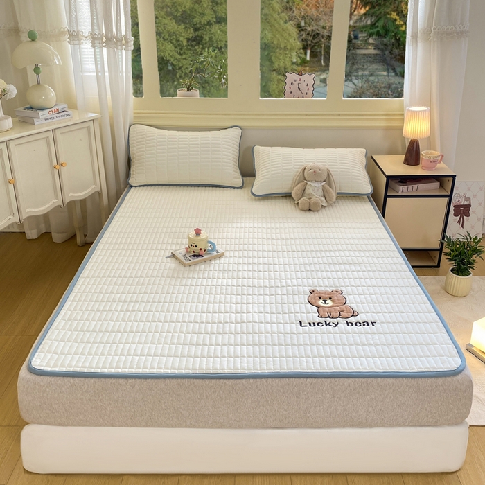 91家纺网 家纺一手货源 找家纺 梦初语 2026新款水洗棉卡通刺绣夹棉床垫-200克夹棉-75克防滑底布（常年备货） 维尼-奶白