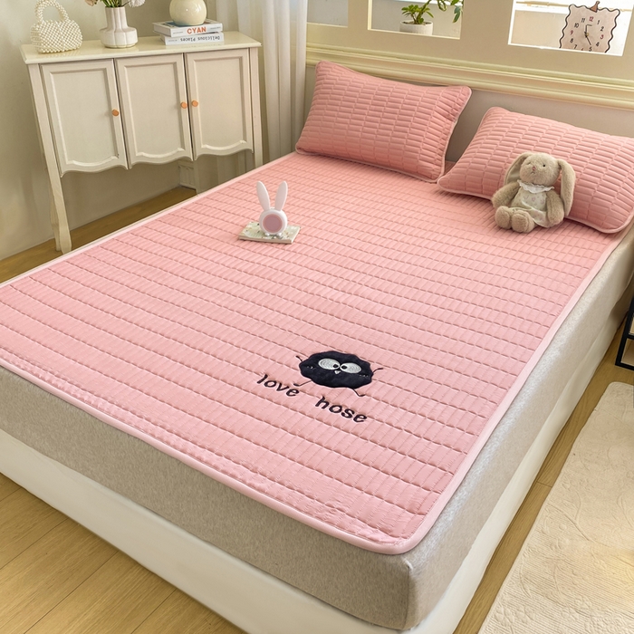 91家纺网 家纺一手货源 找家纺 梦初语 2026新款水洗棉卡通刺绣夹棉床垫-200克夹棉-75克防滑底布（常年备货） 煤球-黛粉