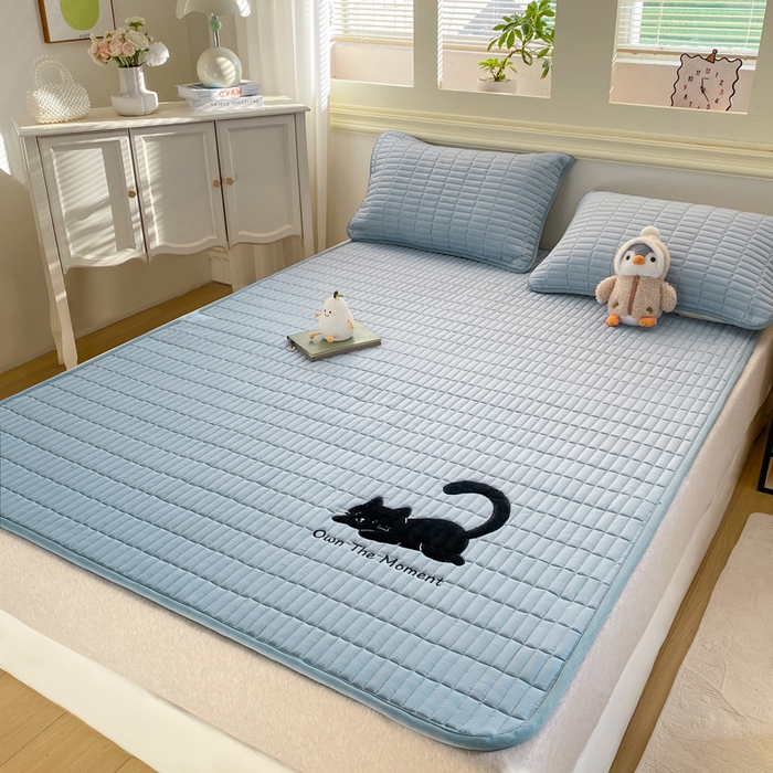 91家纺网 家纺一手货源 找家纺 梦初语 2026新款水洗棉卡通刺绣夹棉床垫-200克夹棉-75克防滑底布（常年备货） 猫咪-绅士蓝