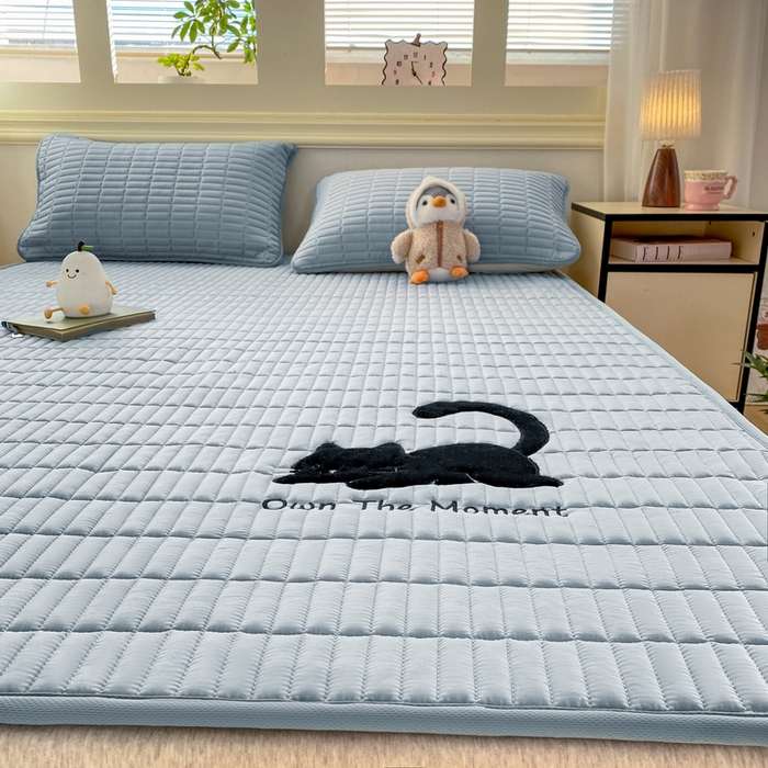 91家纺网 家纺一手货源 找家纺 梦初语 2026新款水洗棉卡通刺绣夹棉床垫-200克夹棉-75克防滑底布（常年备货） 猫咪-绅士蓝