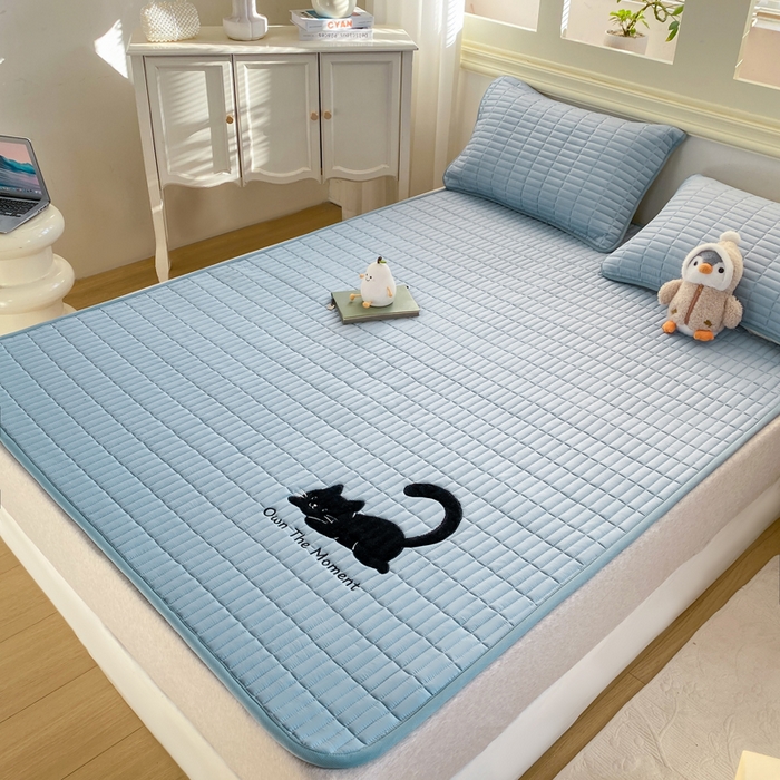 91家纺网 家纺一手货源 找家纺 梦初语 2026新款水洗棉卡通刺绣夹棉床垫-200克夹棉-75克防滑底布（常年备货） 猫咪-绅士蓝