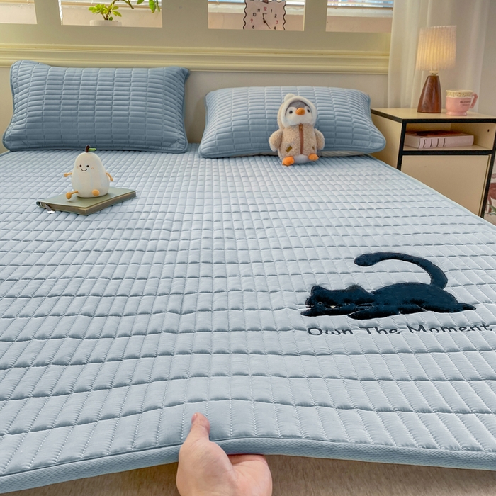 91家纺网 家纺一手货源 找家纺 梦初语 2026新款水洗棉卡通刺绣夹棉床垫-200克夹棉-75克防滑底布（常年备货） 猫咪-绅士蓝