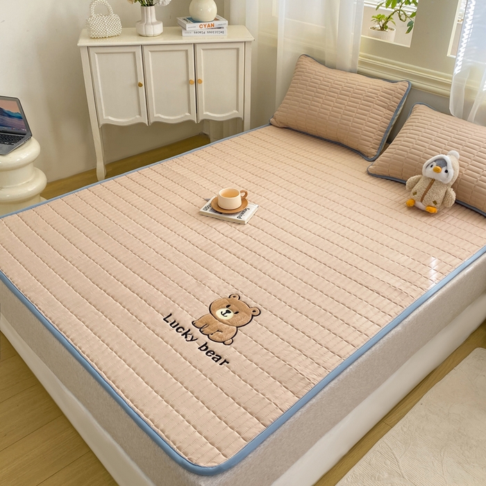 91家纺网 家纺一手货源 找家纺 梦初语 2026新款水洗棉卡通刺绣夹棉床垫-200克夹棉-75克防滑底布（常年备货） 维尼-浅咖