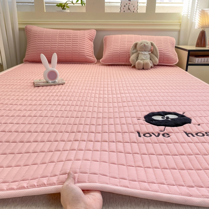 91家纺网 家纺一手货源 找家纺 梦初语 2026新款水洗棉卡通刺绣夹棉床垫-200克夹棉-75克防滑底布（常年备货） 煤球-黛粉