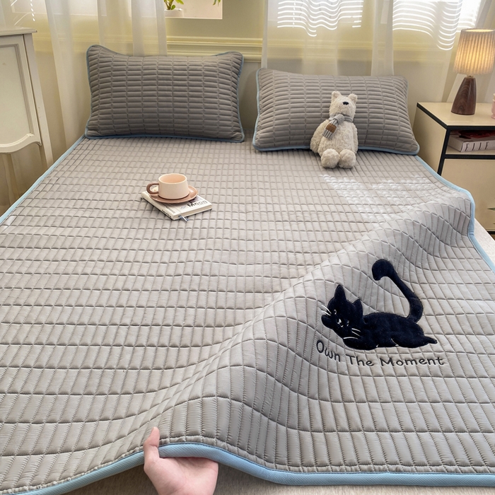 91家纺网 家纺一手货源 找家纺 梦初语 2026新款水洗棉卡通刺绣夹棉床垫-200克夹棉-75克防滑底布（常年备货） 猫咪-雅灰