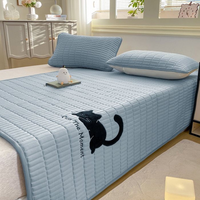 91家纺网 家纺一手货源 找家纺 梦初语 2026新款水洗棉卡通刺绣夹棉床垫-200克夹棉-75克防滑底布（常年备货） 猫咪-绅士蓝