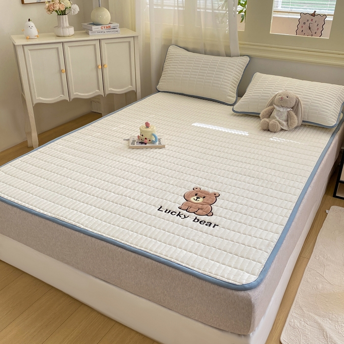 91家纺网 家纺一手货源 找家纺 梦初语 2026新款水洗棉卡通刺绣夹棉床垫-200克夹棉-75克防滑底布（常年备货） 维尼-奶白