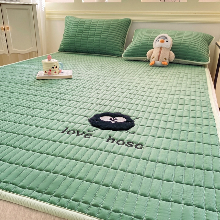 91家纺网 家纺一手货源 找家纺 梦初语 2026新款水洗棉卡通刺绣夹棉床垫-200克夹棉-75克防滑底布（常年备货） 煤球-墨绿