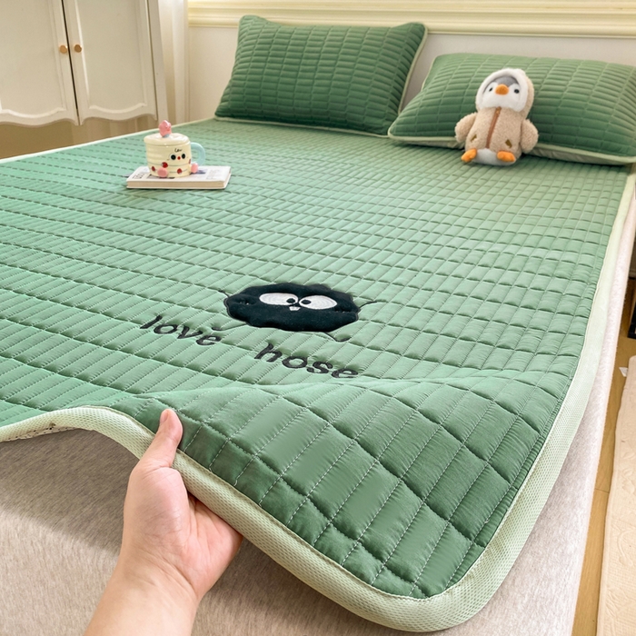 91家纺网 家纺一手货源 找家纺 梦初语 2026新款水洗棉卡通刺绣夹棉床垫-200克夹棉-75克防滑底布（常年备货） 煤球-墨绿