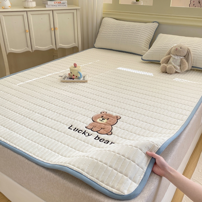 91家纺网 家纺一手货源 找家纺 梦初语 2026新款水洗棉卡通刺绣夹棉床垫-200克夹棉-75克防滑底布（常年备货） 维尼-奶白