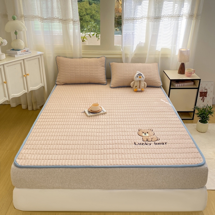 91家纺网 家纺一手货源 找家纺 梦初语 2026新款水洗棉卡通刺绣夹棉床垫-200克夹棉-75克防滑底布（常年备货） 维尼-浅咖