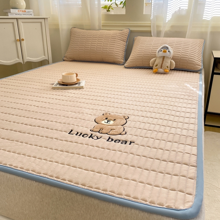 91家纺网 家纺一手货源 找家纺 梦初语 2026新款水洗棉卡通刺绣夹棉床垫-200克夹棉-75克防滑底布（常年备货） 维尼-浅咖