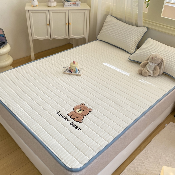 91家纺网 家纺一手货源 找家纺 梦初语 2026新款水洗棉卡通刺绣夹棉床垫-200克夹棉-75克防滑底布（常年备货） 维尼-奶白