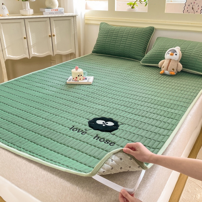 91家纺网 家纺一手货源 找家纺 梦初语 2026新款水洗棉卡通刺绣夹棉床垫-200克夹棉-75克防滑底布（常年备货） 煤球-墨绿