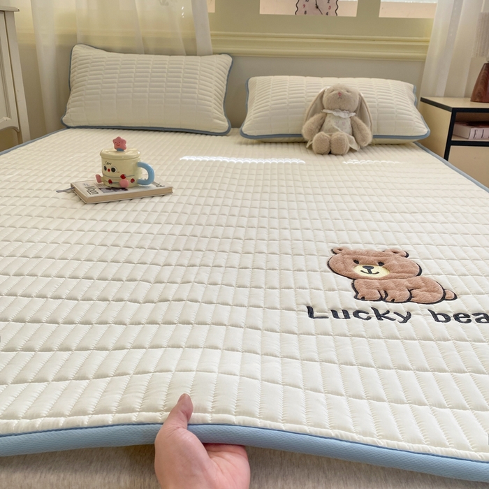 91家纺网 家纺一手货源 找家纺 梦初语 2026新款水洗棉卡通刺绣夹棉床垫-200克夹棉-75克防滑底布（常年备货） 维尼-奶白