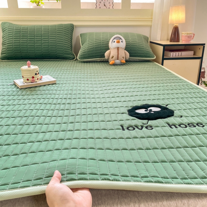 91家纺网 家纺一手货源 找家纺 梦初语 2026新款水洗棉卡通刺绣夹棉床垫-200克夹棉-75克防滑底布（常年备货） 煤球-墨绿