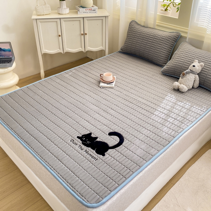 91家纺网 家纺一手货源 找家纺 梦初语 2026新款水洗棉卡通刺绣夹棉床垫-200克夹棉-75克防滑底布（常年备货） 猫咪-雅灰