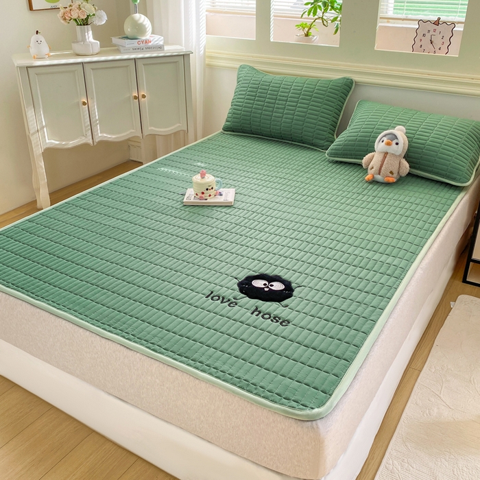 91家纺网 家纺一手货源 找家纺 梦初语 2026新款水洗棉卡通刺绣夹棉床垫-200克夹棉-75克防滑底布（常年备货） 煤球-墨绿