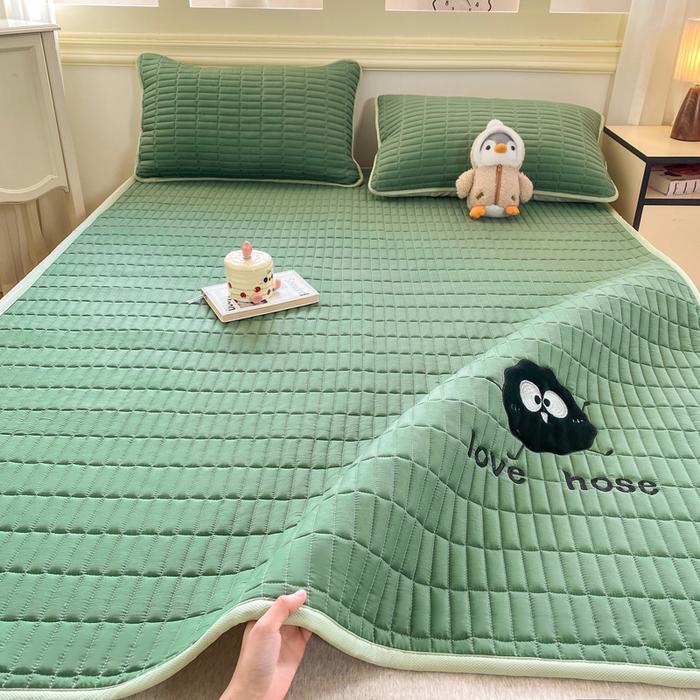 91家纺网 家纺一手货源 找家纺 梦初语 2026新款水洗棉卡通刺绣夹棉床垫-200克夹棉-75克防滑底布（常年备货） 煤球-墨绿