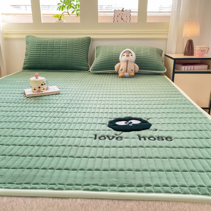 91家纺网 家纺一手货源 找家纺 梦初语 2026新款水洗棉卡通刺绣夹棉床垫-200克夹棉-75克防滑底布（常年备货） 煤球-墨绿