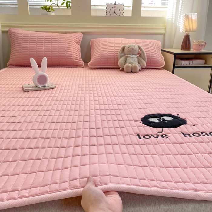 91家纺网 家纺一手货源 找家纺 梦初语 2026新款水洗棉卡通刺绣夹棉床垫-200克夹棉-75克防滑底布（常年备货） 煤球-黛粉