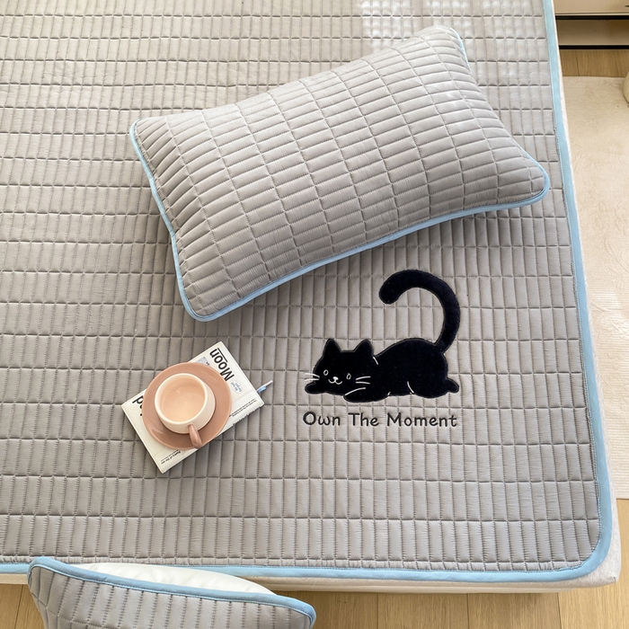 91家纺网 家纺一手货源 找家纺 梦初语 2026新款水洗棉卡通刺绣夹棉床垫-200克夹棉-75克防滑底布（常年备货） 猫咪-雅灰