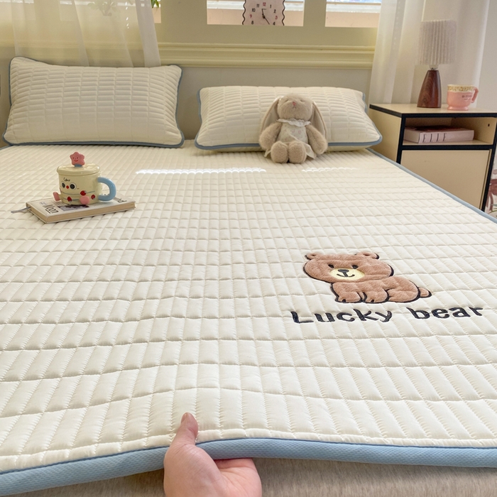 91家纺网 家纺一手货源 找家纺 梦初语 2026新款水洗棉卡通刺绣夹棉床垫-200克夹棉-75克防滑底布（常年备货） 维尼-奶白