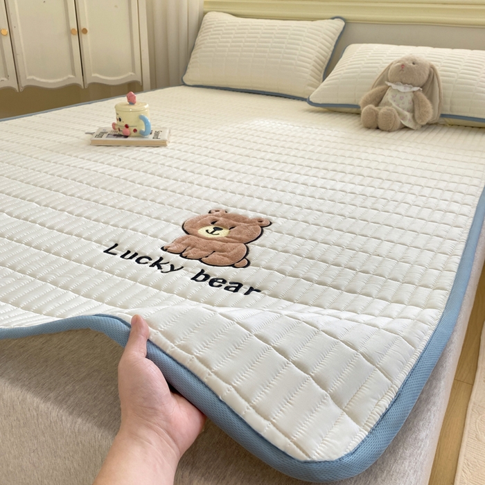 91家纺网 家纺一手货源 找家纺 梦初语 2026新款水洗棉卡通刺绣夹棉床垫-200克夹棉-75克防滑底布（常年备货） 维尼-奶白