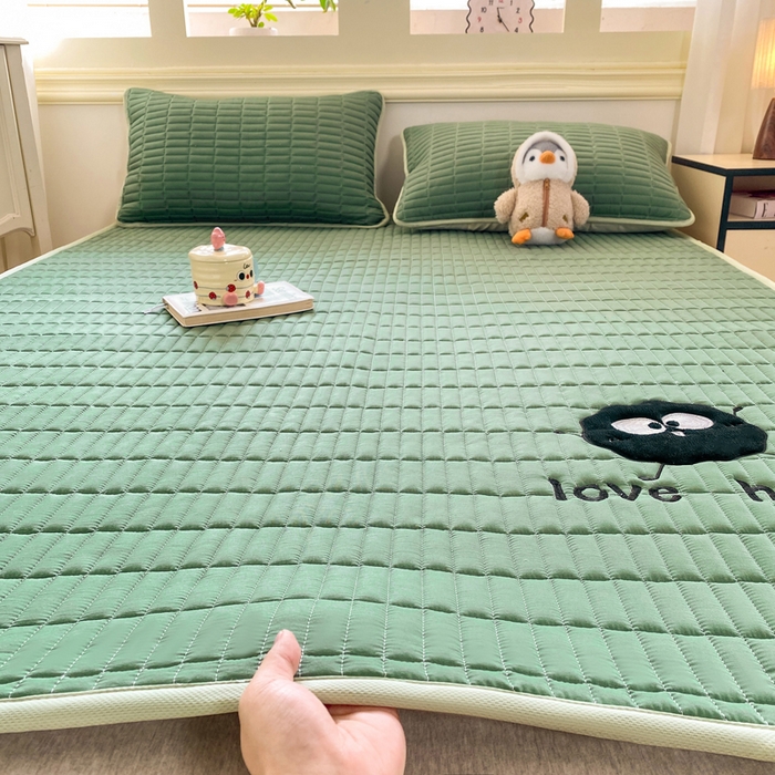 91家纺网 家纺一手货源 找家纺 梦初语 2026新款水洗棉卡通刺绣夹棉床垫-200克夹棉-75克防滑底布（常年备货） 煤球-墨绿