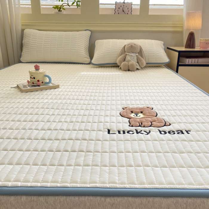 91家纺网 家纺一手货源 找家纺 梦初语 2026新款水洗棉卡通刺绣夹棉床垫-200克夹棉-75克防滑底布（常年备货） 维尼-奶白