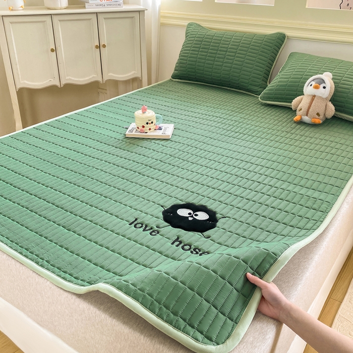 91家纺网 家纺一手货源 找家纺 梦初语 2026新款水洗棉卡通刺绣夹棉床垫-200克夹棉-75克防滑底布（常年备货） 煤球-墨绿