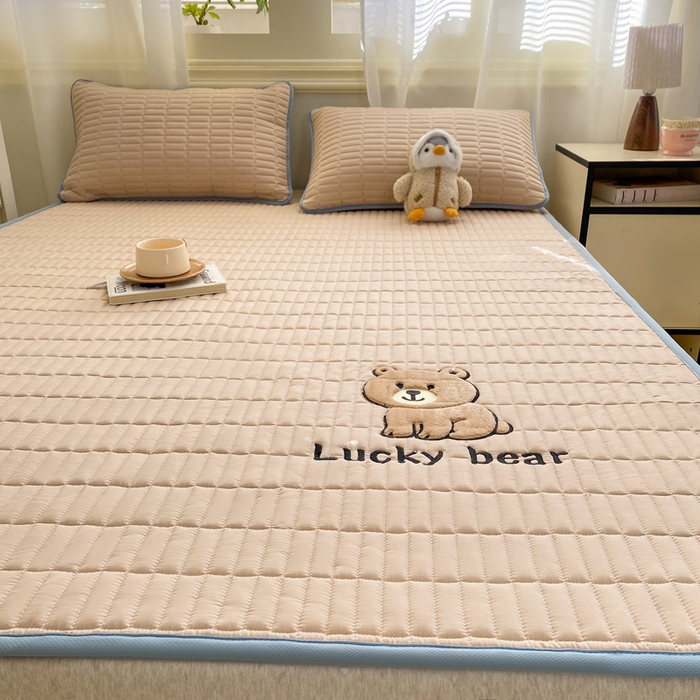 91家纺网 家纺一手货源 找家纺 梦初语 2026新款水洗棉卡通刺绣夹棉床垫-200克夹棉-75克防滑底布（常年备货） 维尼-浅咖
